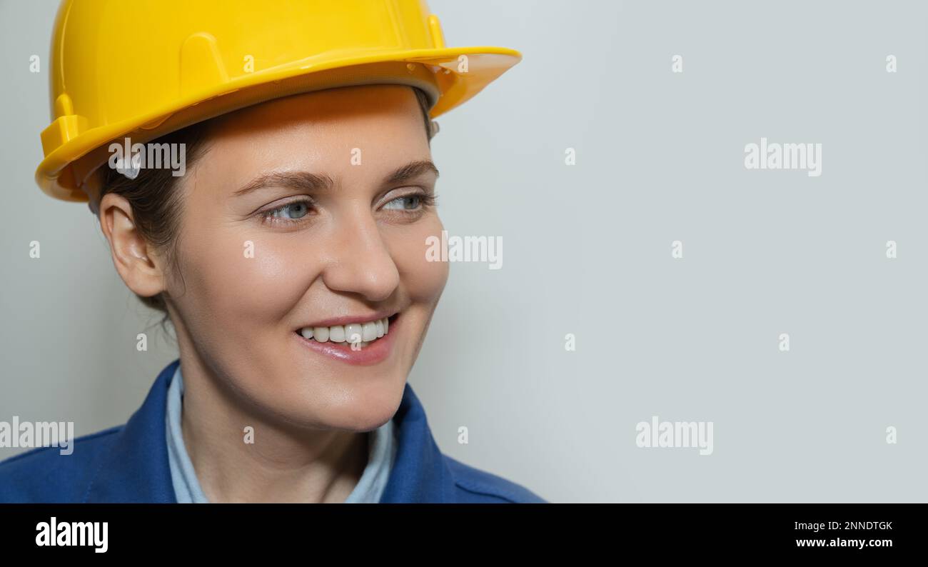 Ritratto di una donna ingegnere in casco Foto Stock