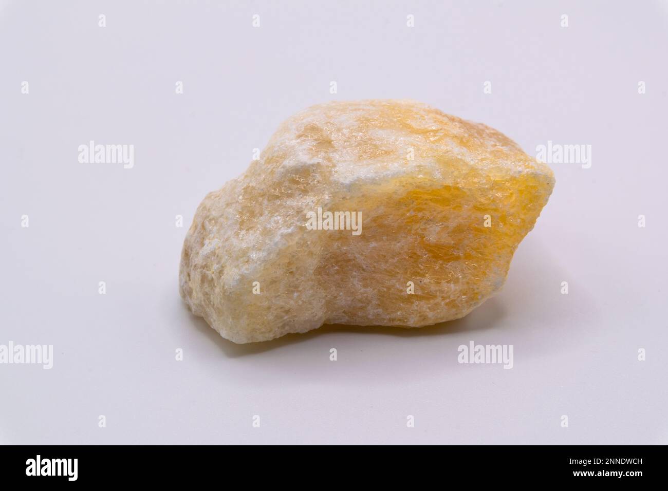 Minerale di calcite arancione su sfondo bianco, raccolta di minerali Foto Stock