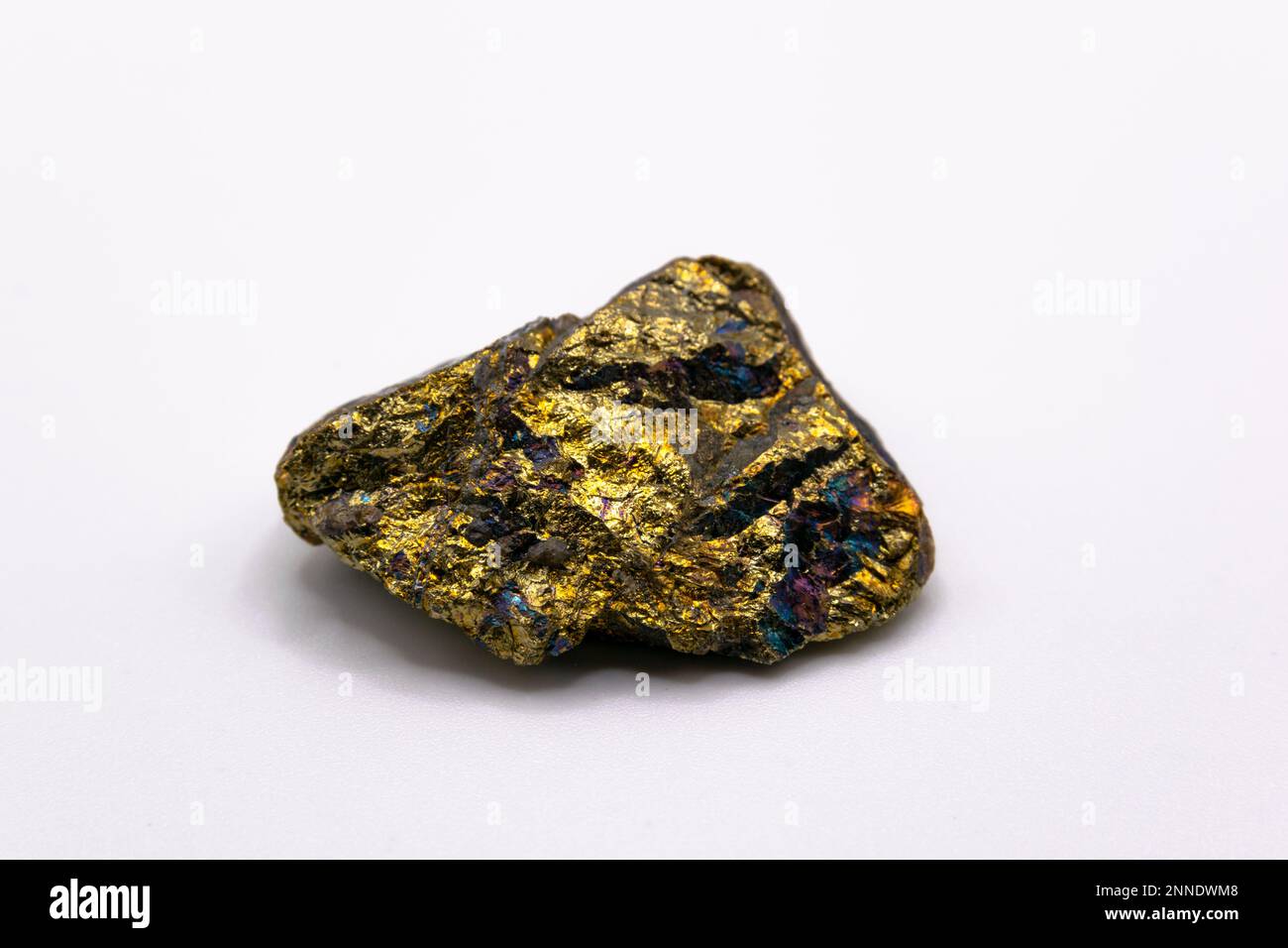 Minerale di calcopirite su sfondo bianco, collezione minerale Foto Stock