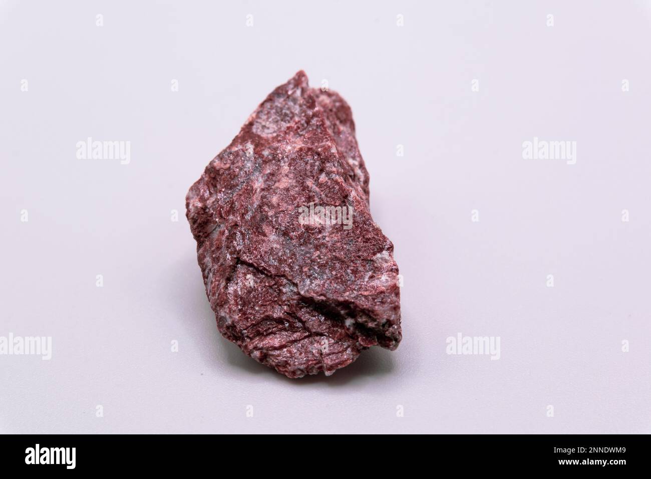 Minerale in gesso rosso su sfondo bianco, collezione minerale Foto Stock