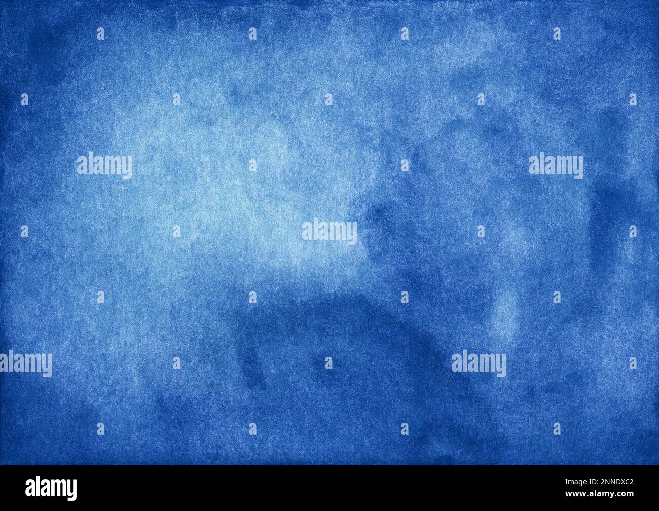 Sfondo blu con texture ad acquerello con sfumature artistiche morbide per design, arte e decorazione. Foto Stock