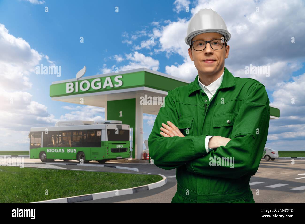 Ingegnere si trova su uno sfondo di stazione di riempimento di biogas. Concetto di trasporto neutro dal carbonio Foto Stock