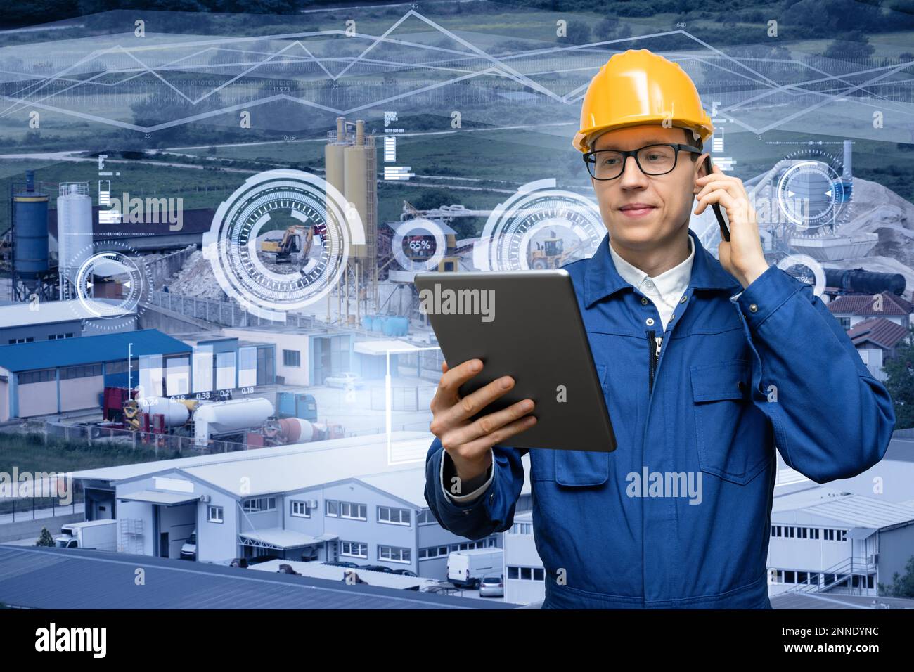 Progettare con tablet e smartphone digitali sullo sfondo di una moderna fabbrica intelligente. Trasformazione digitale e industria 4,0 Foto Stock