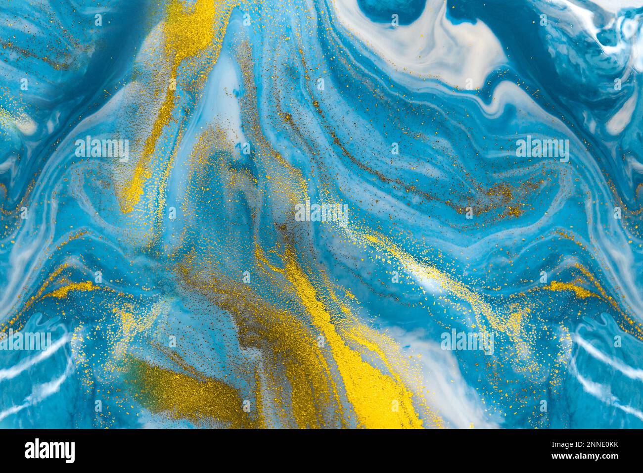 Blu e oro, texture fluide art con vortici metallici ed effetto marmo per un design e un decor moderni. Foto Stock