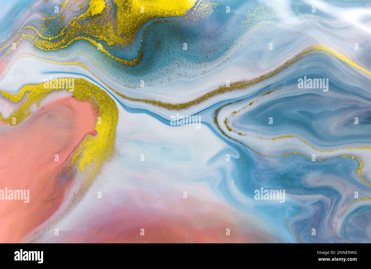 Colorata e fluida texture artistica con vortici blu, rosa e oro che creano un vivace design astratto e moderno. Foto Stock