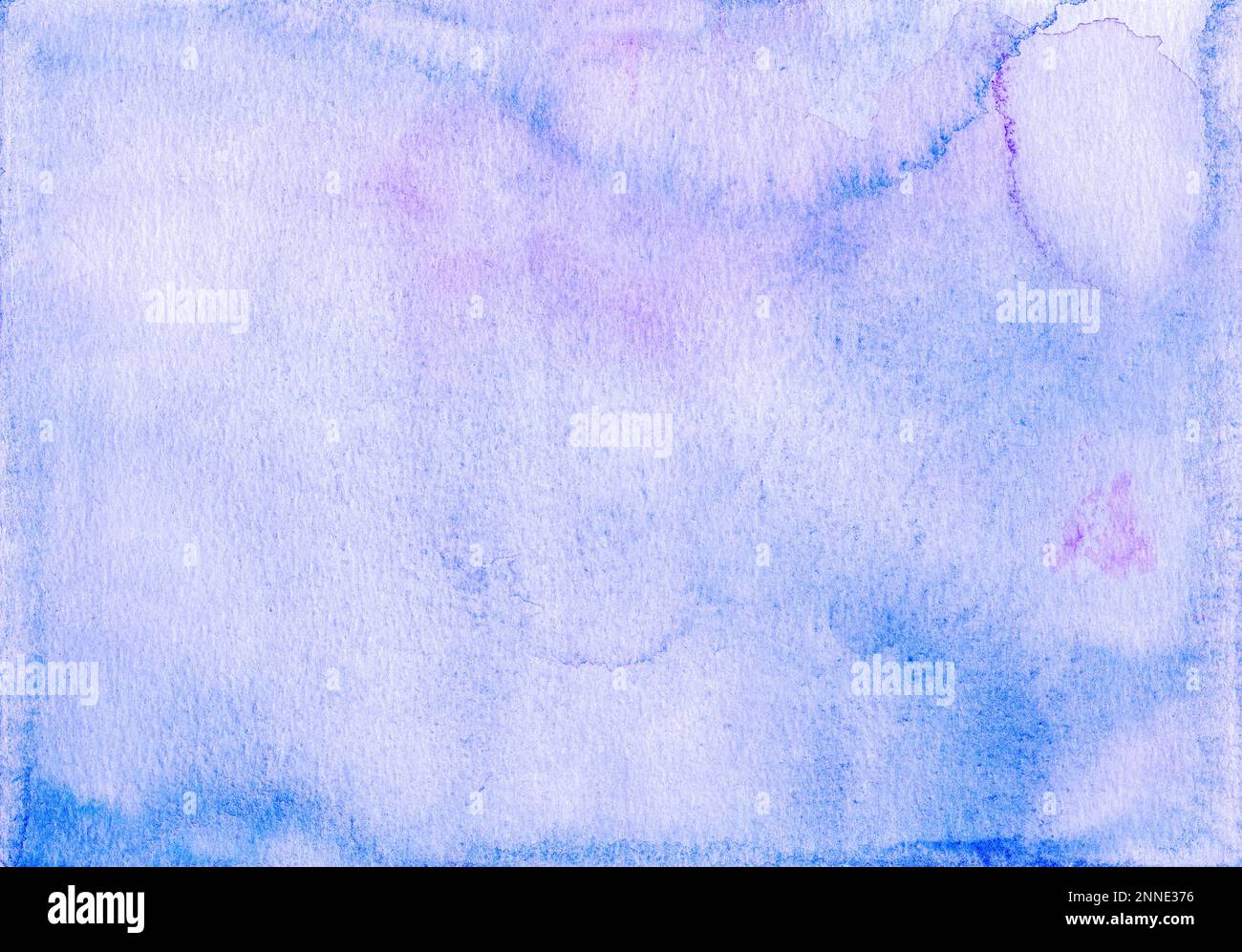 Morbida texture blu acquerello con delicate tonalità viola e macchie artistiche, ideale per sfondi creativi. Foto Stock