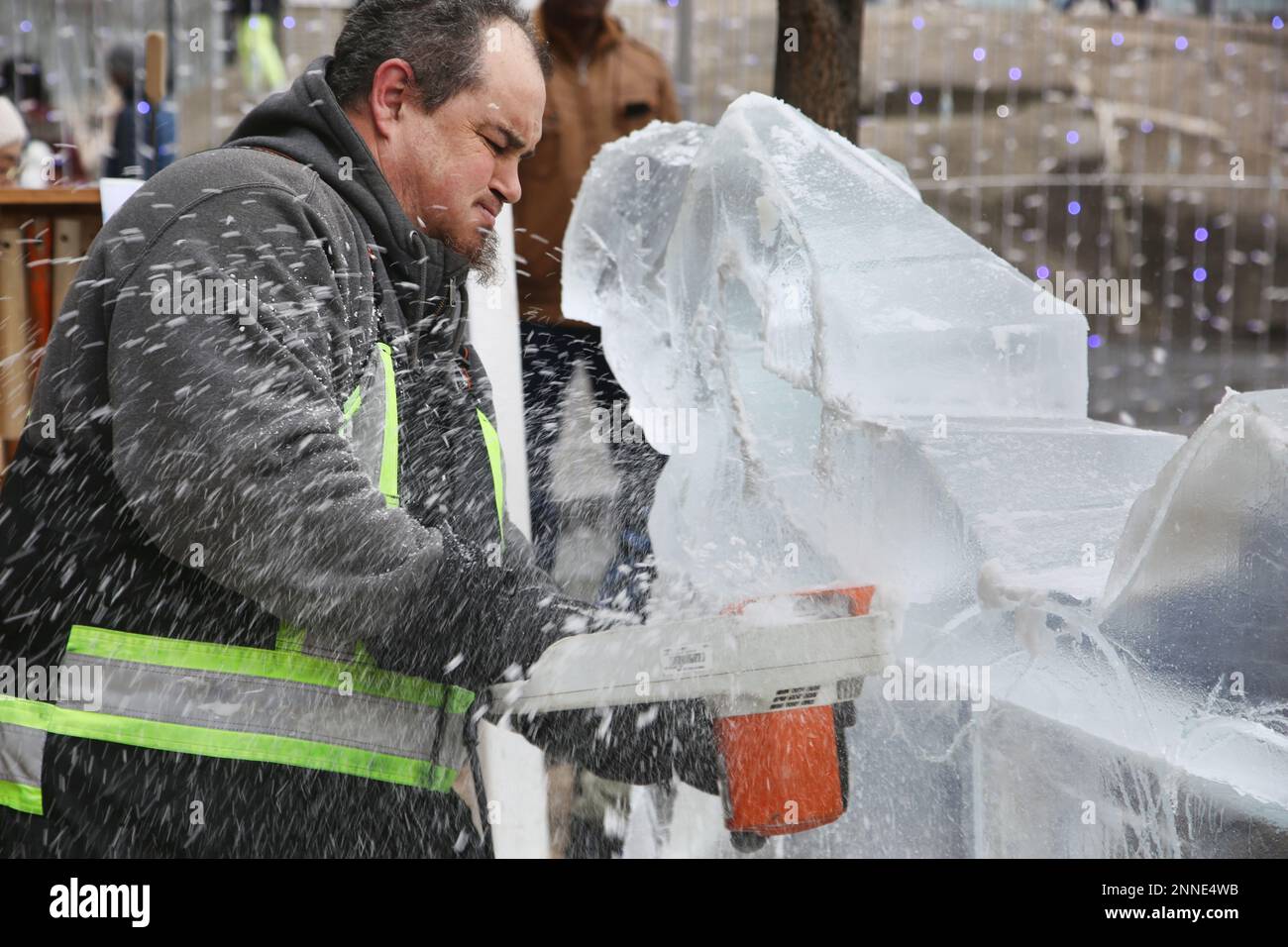Toronto, Canada. 19th Feb, 2023. L'uomo usa una motosega per ritagliare una scultura di ghiaccio di un centauro da blocchi di ghiaccio solido durante l'Icefest a Toronto, Ontario, Canada il 19 febbraio 2023. (Foto di Creative Touch Imaging Ltd./NurPhoto) Credit: NurPhoto SRL/Alamy Live News Foto Stock