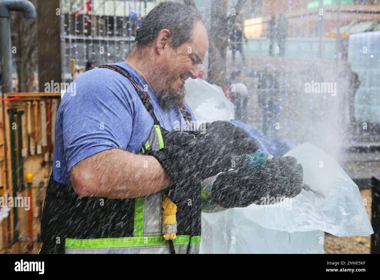 Toronto, Canada. 19th Feb, 2023. L'uomo usa uno strumento elettrico per ritagliare una scultura di ghiaccio di un centauro da blocchi di ghiaccio solido durante l'Icefest a Toronto, Ontario, Canada il 19 febbraio 2023. (Foto di Creative Touch Imaging Ltd./NurPhoto) Credit: NurPhoto SRL/Alamy Live News Foto Stock
