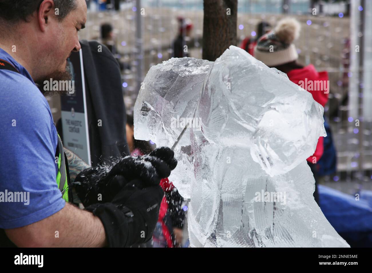 Toronto, Canada. 19th Feb, 2023. L'uomo usa una lima per ritagliare una scultura di ghiaccio di un centauro da blocchi di ghiaccio solido durante l'Icefest a Toronto, Ontario, Canada il 19 febbraio 2023. (Foto di Creative Touch Imaging Ltd./NurPhoto) Credit: NurPhoto SRL/Alamy Live News Foto Stock