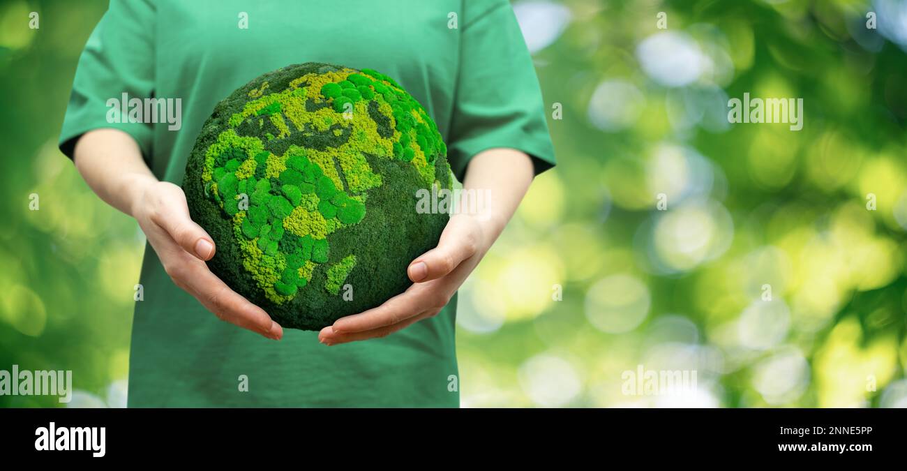 Donna tiene un pianeta verde Terra. Simbolo dello sviluppo sostenibile e delle energie rinnovabili Foto Stock