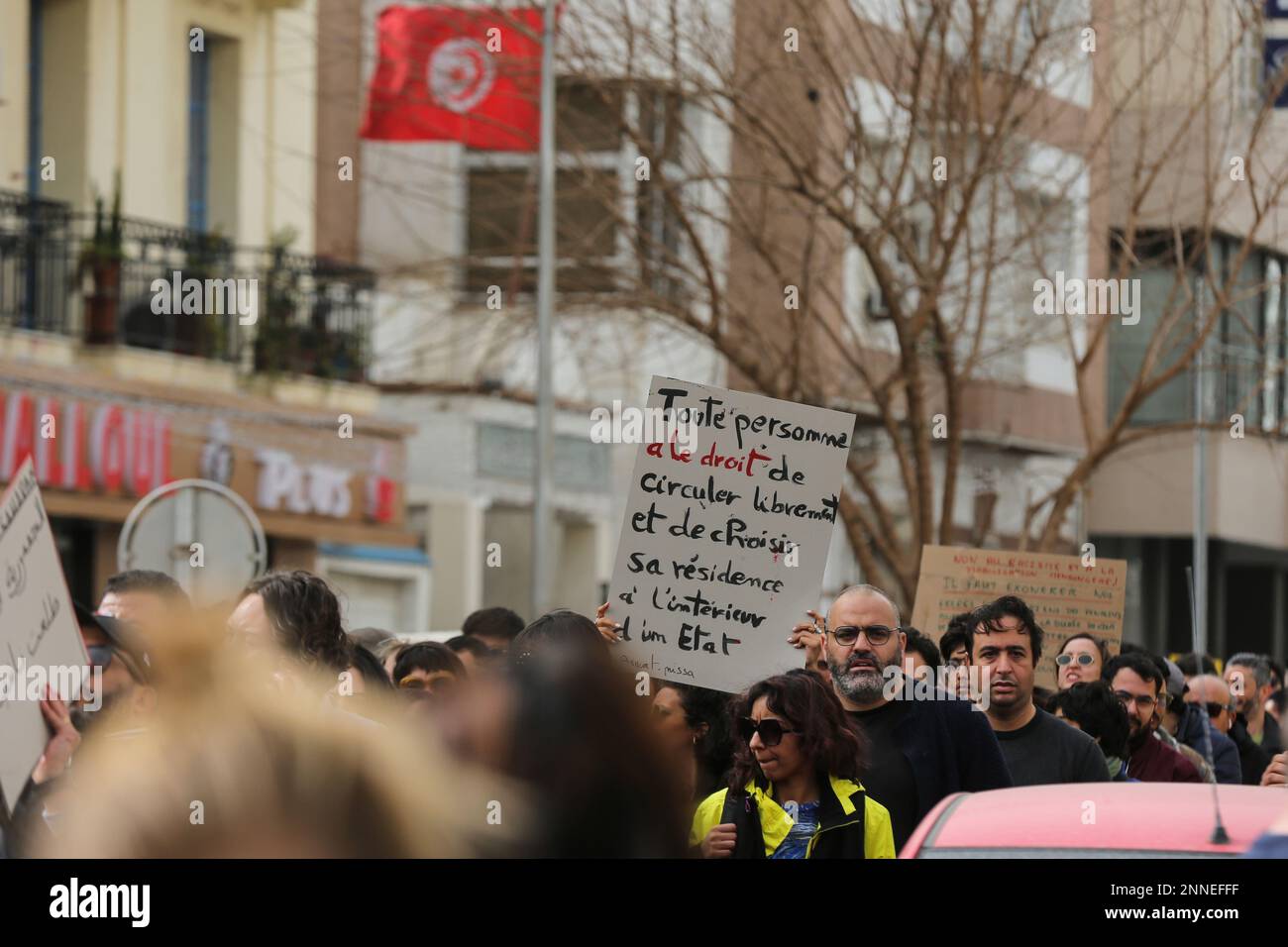 Tunisia. 25th Feb, 2023. I manifestanti sollevano slogan contro il razzismo a Tunisi, Tunisia, il 25 febbraio 2023. Componenti della società civile hanno organizzato una manifestazione dalla sede dell'Unione Nazionale dei giornalisti tunisini verso Avenue Habib Bourguiba a Tunisi per denunciare ciò che considerano il razzismo e il discorso fascista che riguarda i migranti subsahariani. ( Fotografia: Mohamed KRIT/ Credit: Sipa USA/Alamy Live News Foto Stock