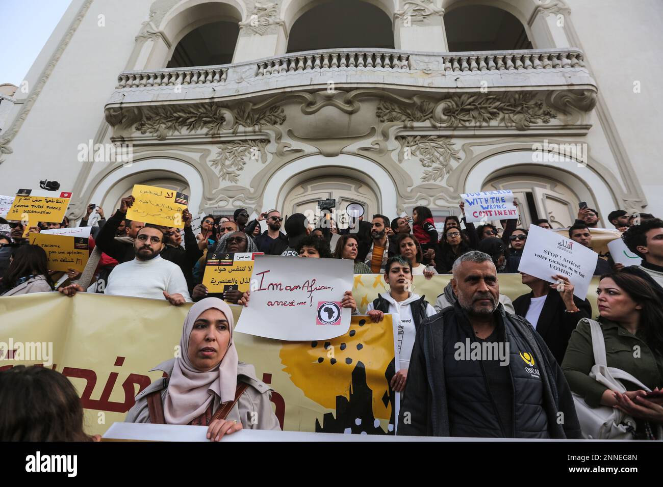 Tunisia. 25th Feb, 2023. I manifestanti sollevano slogan contro il razzismo a Tunisi, Tunisia, il 25 febbraio 2023. Componenti della società civile hanno organizzato una manifestazione dalla sede dell'Unione Nazionale dei giornalisti tunisini verso Avenue Habib Bourguiba a Tunisi per denunciare ciò che considerano il razzismo e il discorso fascista che riguarda i migranti subsahariani. ( Fotografia: Mohamed KRIT/ Credit: Sipa USA/Alamy Live News Foto Stock