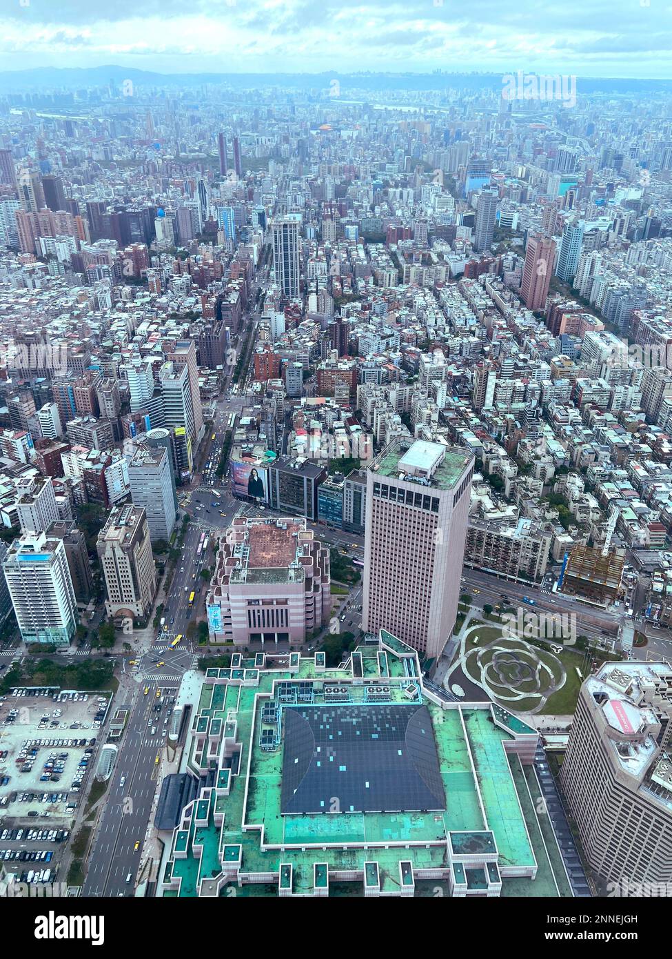 Vista della città di Taipei da un'angolazione elevata. La foto è stata scattata dalla Taipei 101 Tower. Foto Stock