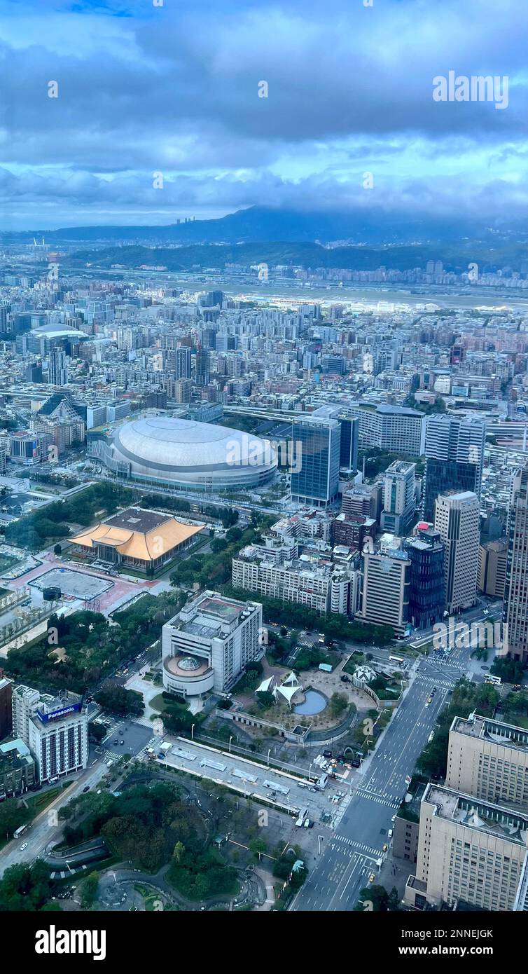 Vista della città di Taipei da un'angolazione elevata. La foto è stata scattata dalla Taipei 101 Tower. Foto Stock