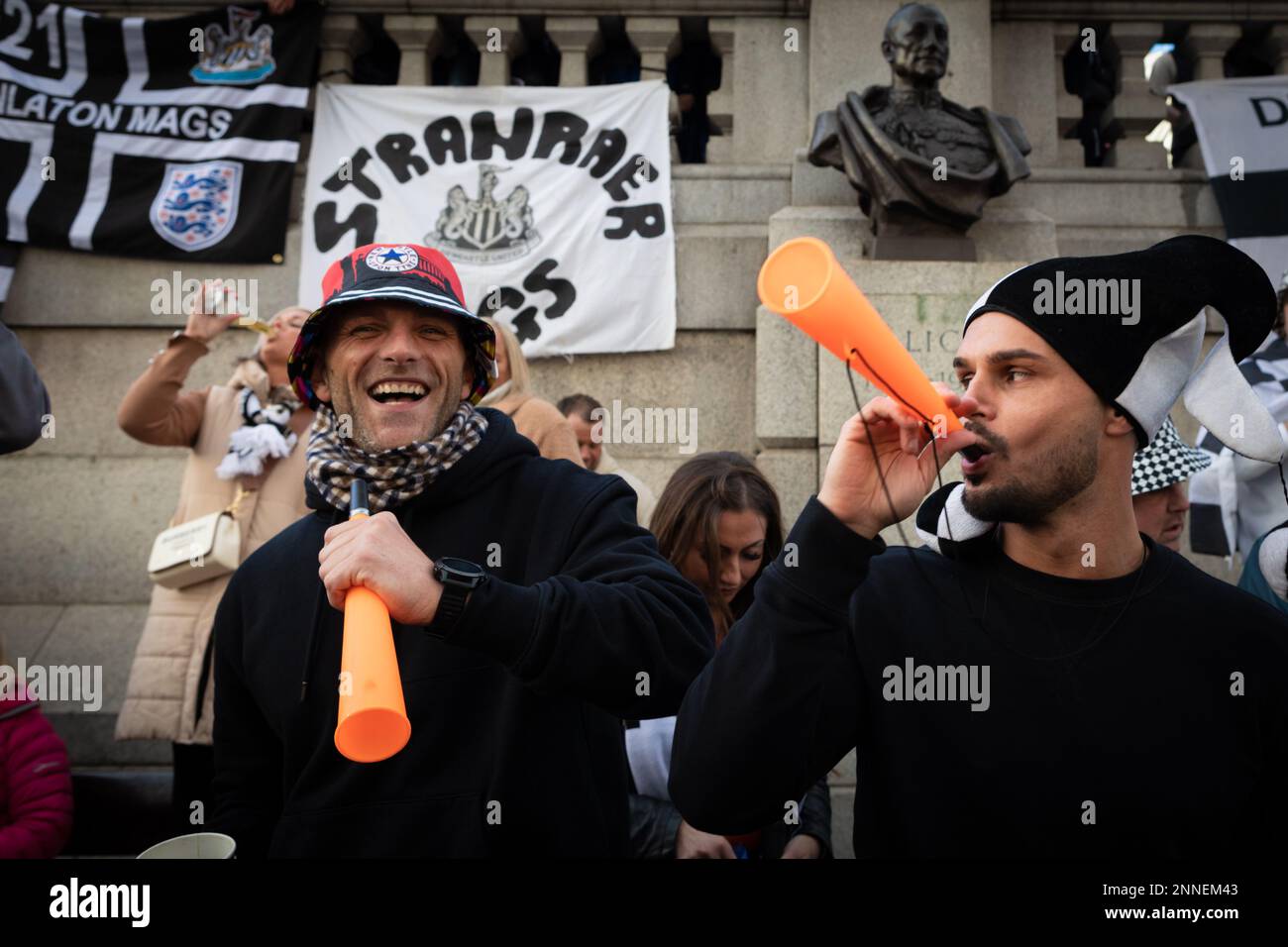 Londra, Regno Unito. 25th Feb, 2023. I fan del Newcastle United scendono in Trafalgar Square davanti alla finale della Carabao Cup contro il Manchester United. Credit: Andy Barton/Alamy Live News Foto Stock