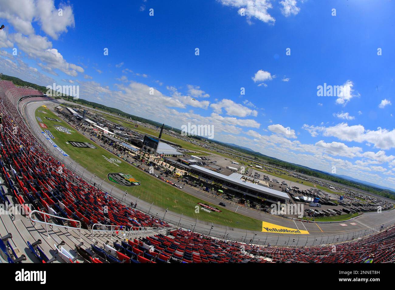 TALLADEGA, AL - APRIL 25: An overview of the track as the cars line up on pit road prior to the running of the 52nd Annual Geico 500 NASCAR Cup Series race on April 25, 2021 at the Talladega Superspeedway in Talladega, Alabama. (Photo by David J. Griffin/Icon Sportswire) (Icon Sportswire via AP Images) Foto Stock