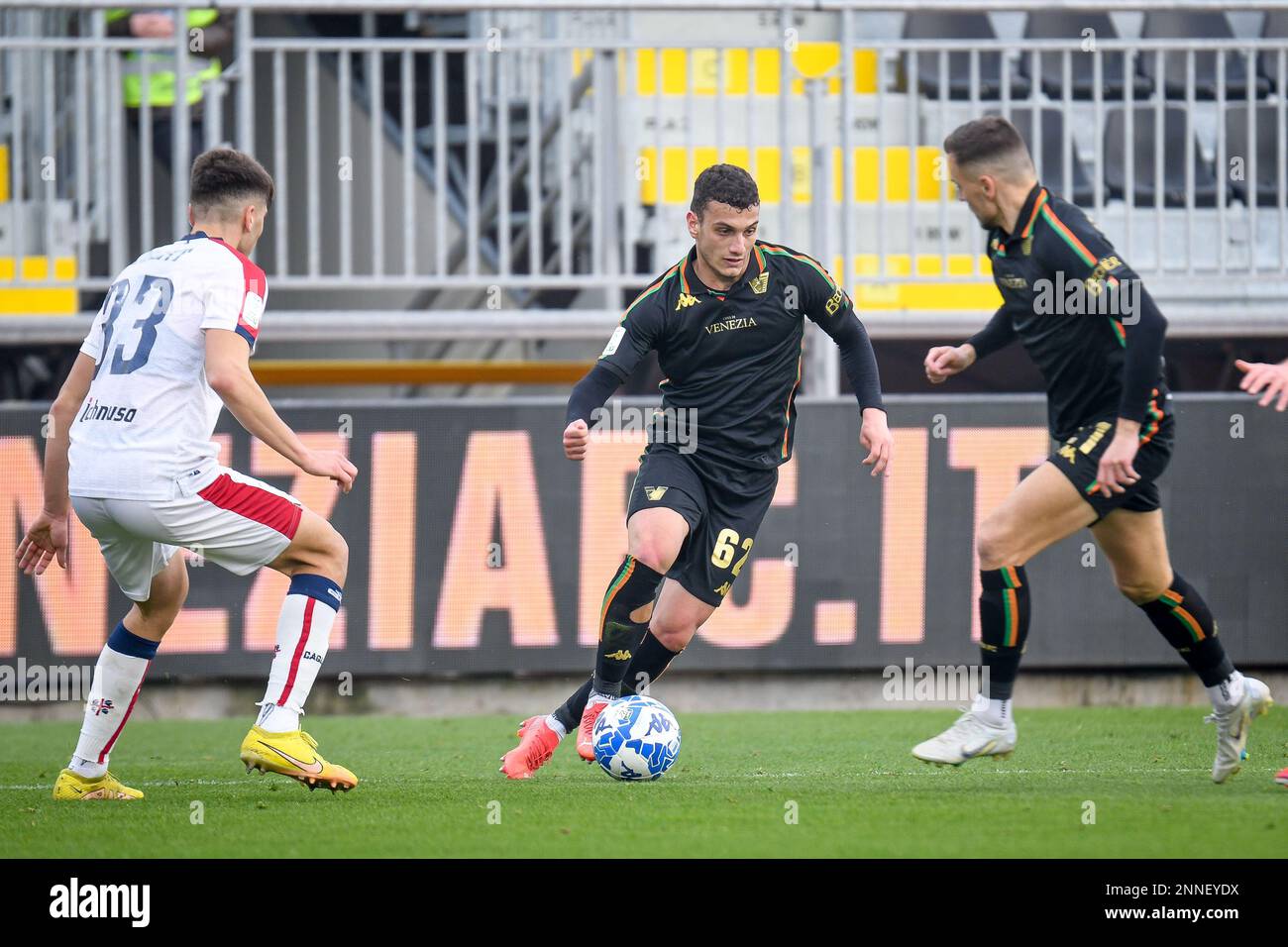 Venezia, Italia. 25th Feb, 2023. Tommaso Milanese di Venezia in azione durante Venezia FC vs Cagliari Calcio, partita di calcio italiano Serie B a Venezia, febbraio 25 2023 Credit: Independent Photo Agency/Alamy Live News Foto Stock