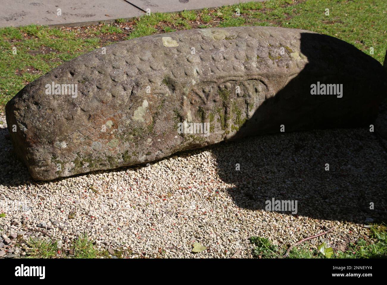 Hogback sul terreno della chiesa parrocchiale di Luss, Scozia Foto Stock