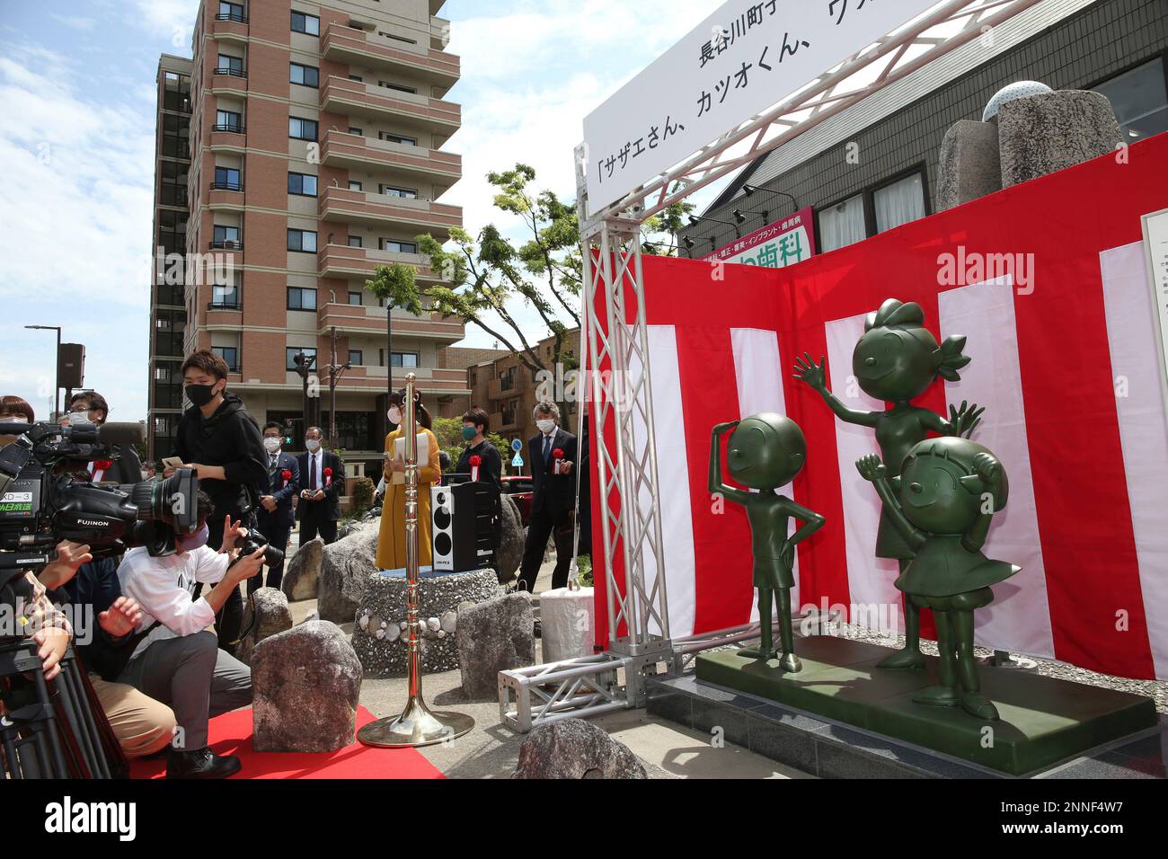 Bronze statues of Sazaesan (C), Katsuokun (L), and Wakamechan (R