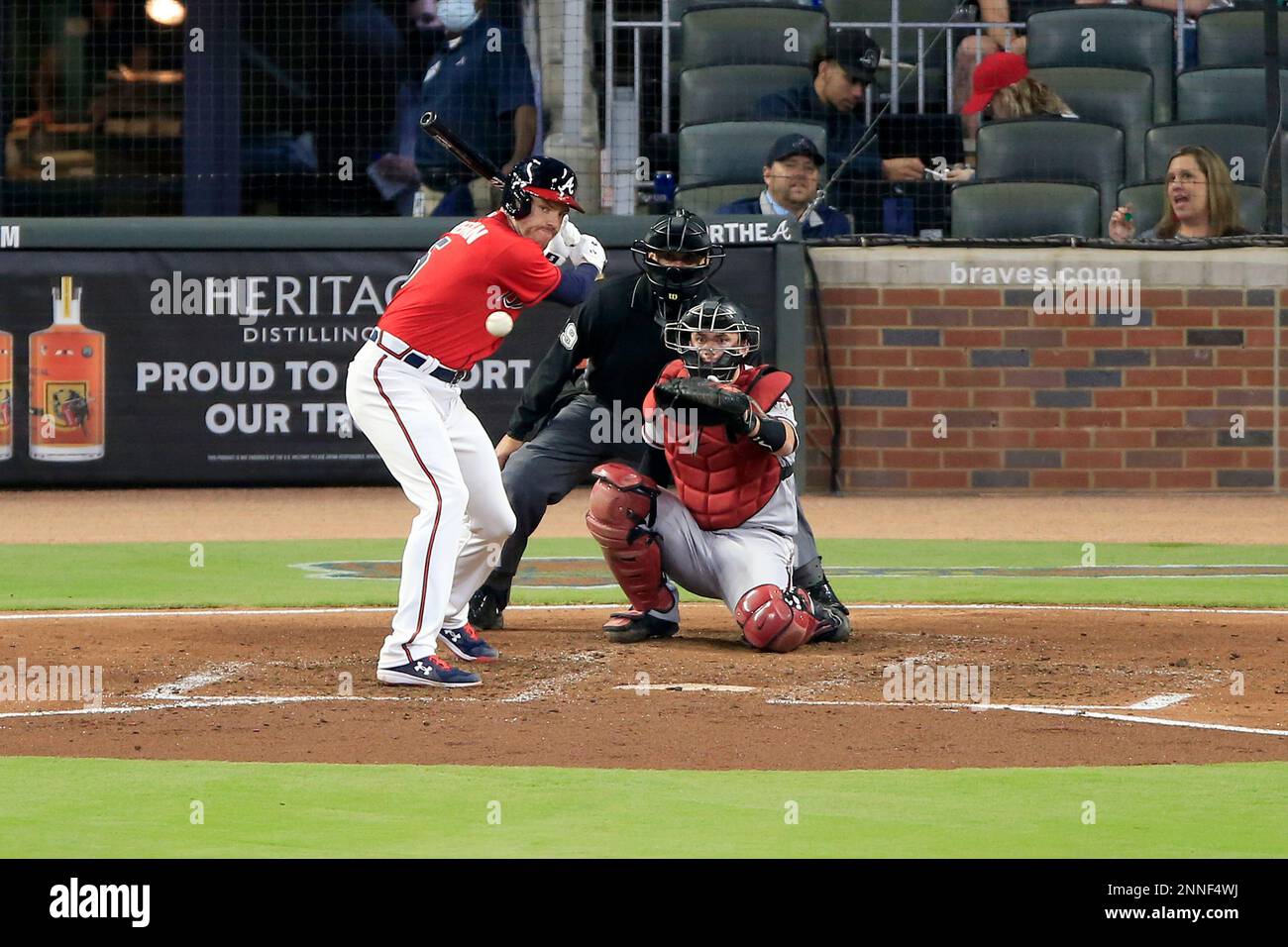 CUMBERLAND, GA - APRIL 23: Freddie Freeman (5) of the Atlanta Braves watches the pitch during the MLB game between the Atlanta Braves and the Arizona Diamondbacks on April 23, 2021 at Truist Park in Cumberland, GA. (Photo by David J. Griffin/Icon Sportswire) (Icon Sportswire via AP Images) Foto Stock