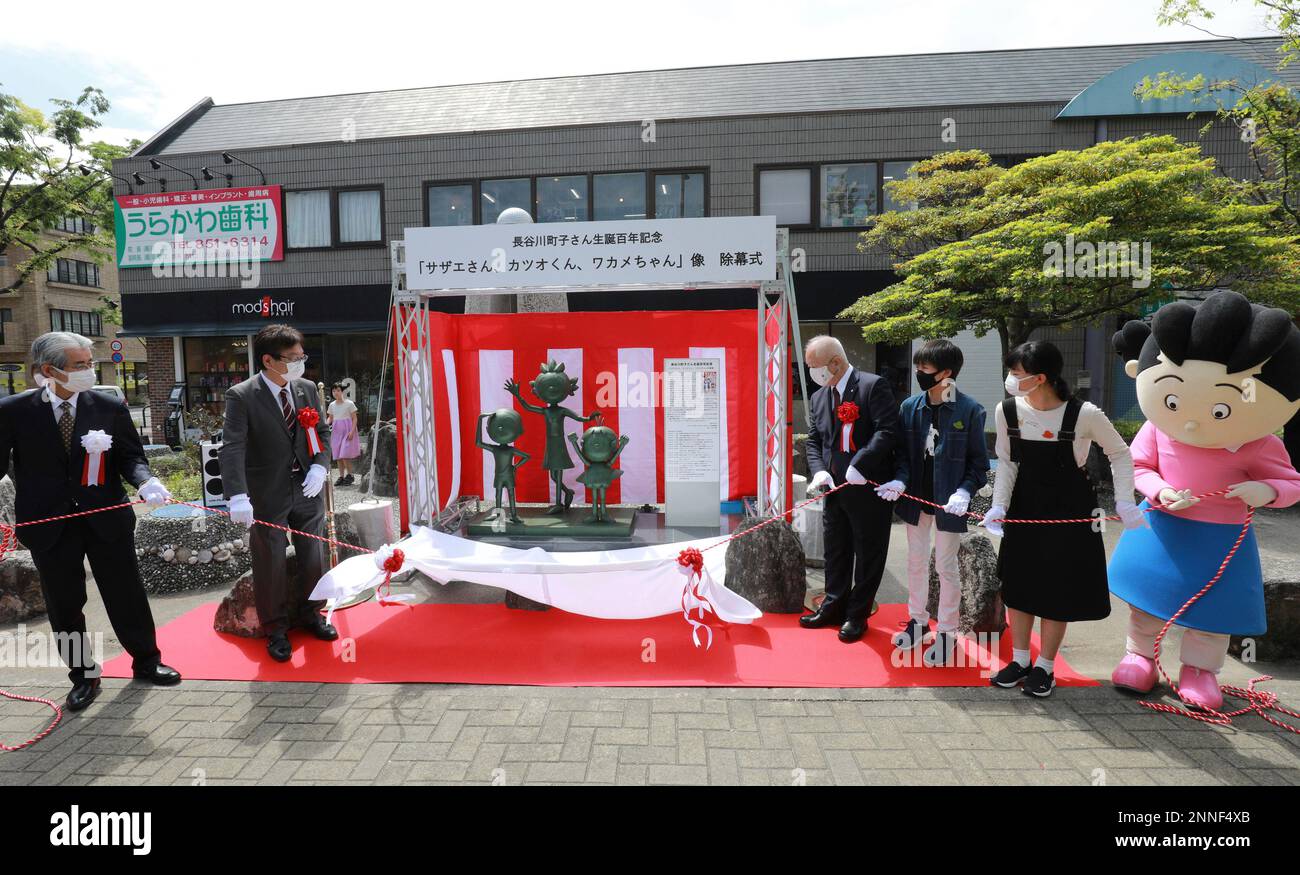 Bronze statues of Sazaesan (C), Katsuokun (L), and Wakamechan (R