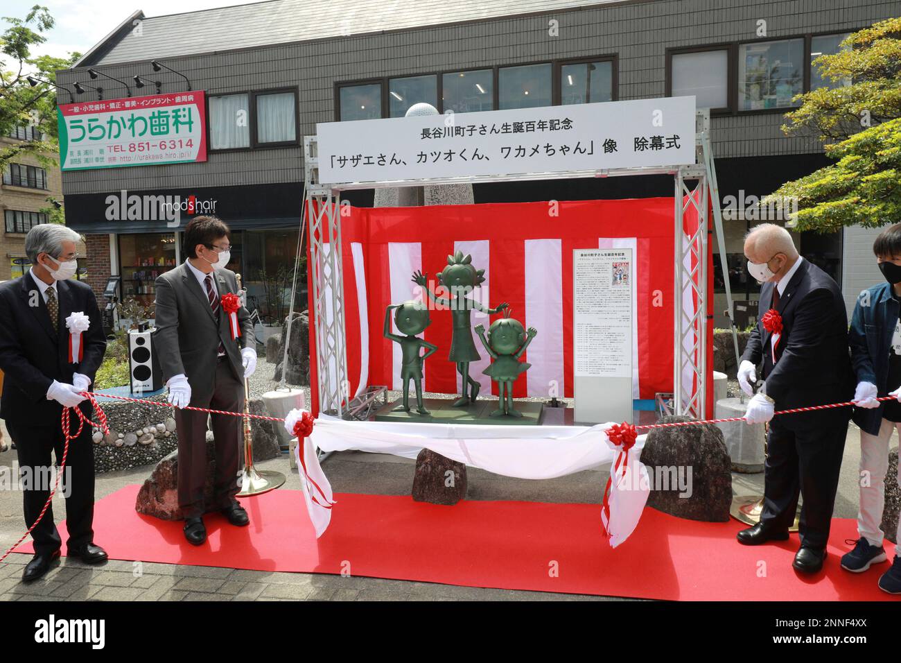 Bronze statues of Sazaesan (C), Katsuokun (L), and Wakamechan (R