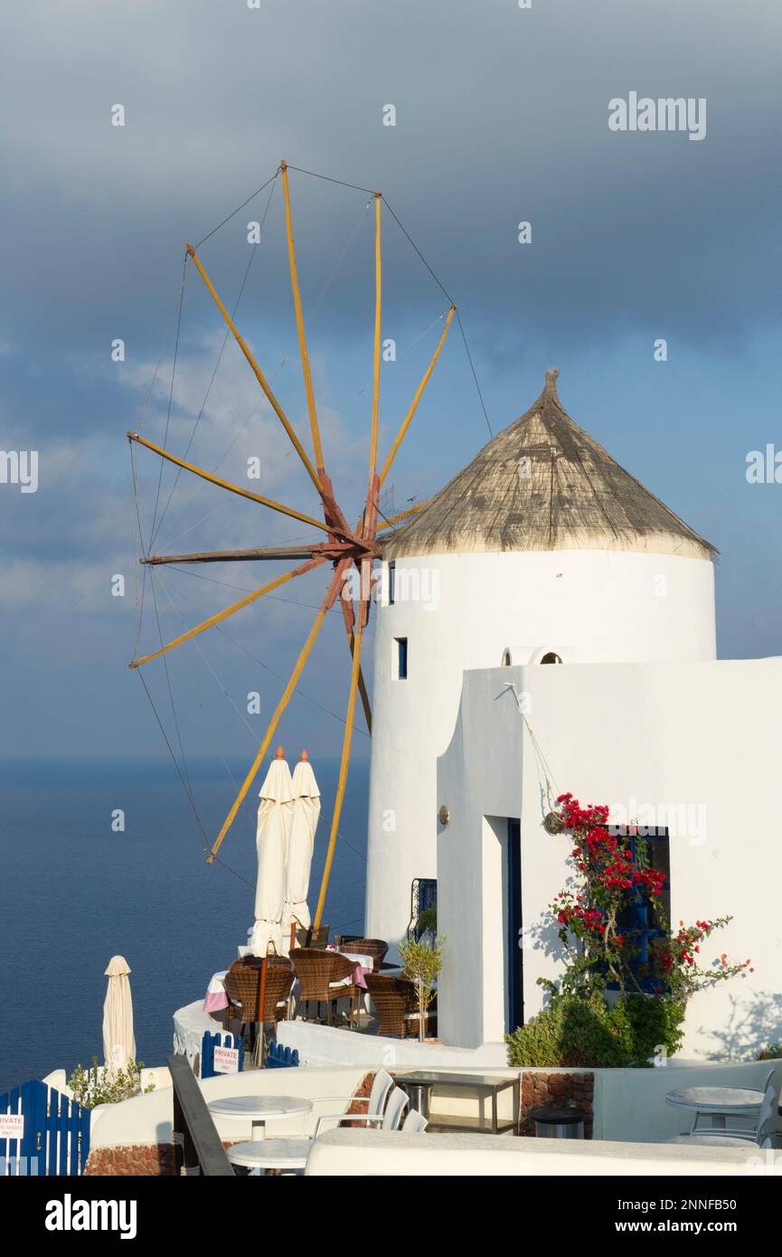 Europa, Grecia, Santorini, Oia. Vista del mulino a vento sull'isola di Thira, in Grecia. Foto Stock