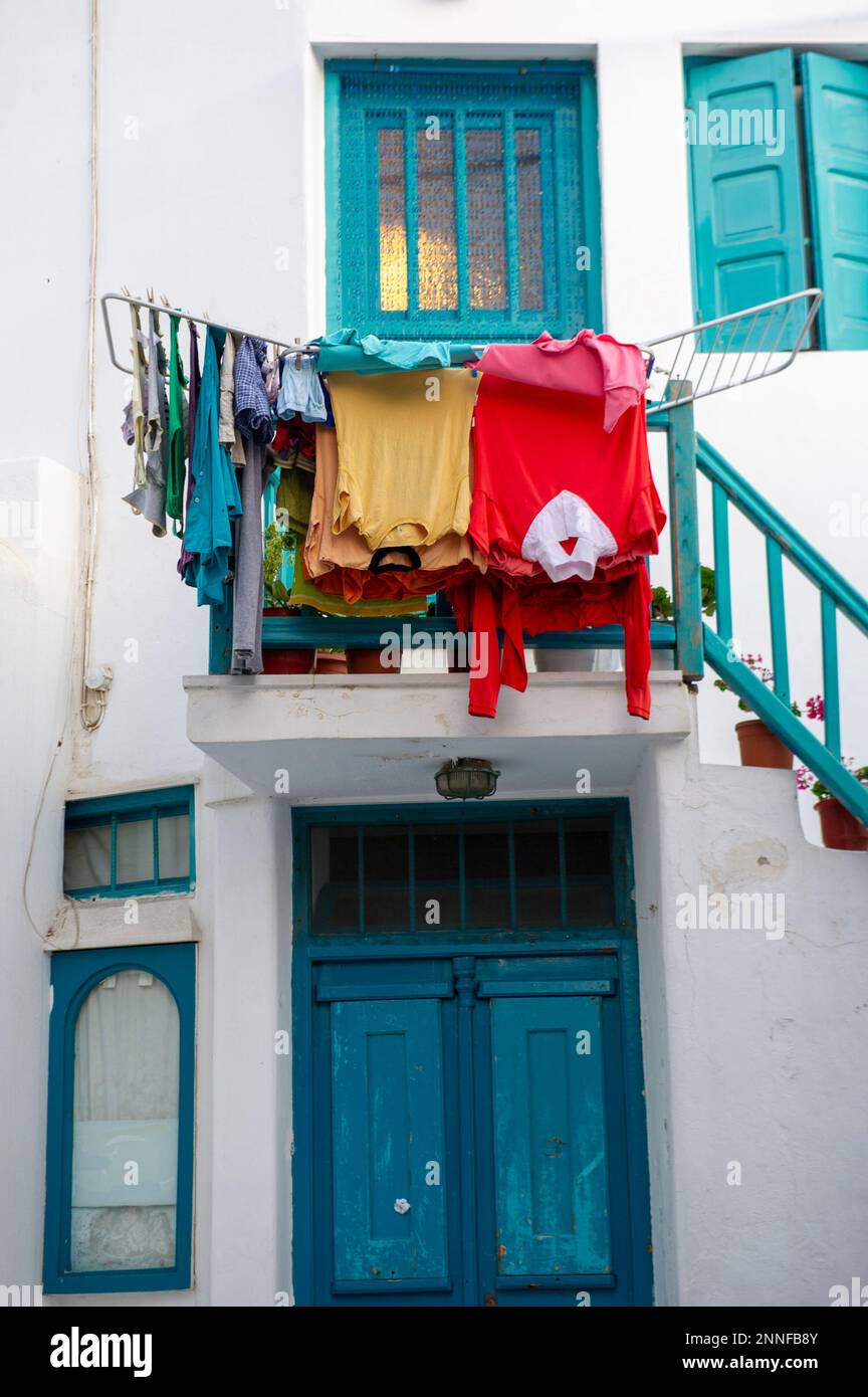 Europa, Grecia, Mykonos.Laundry appende ad asciugare nella strada colorata di Mykonos. Foto Stock