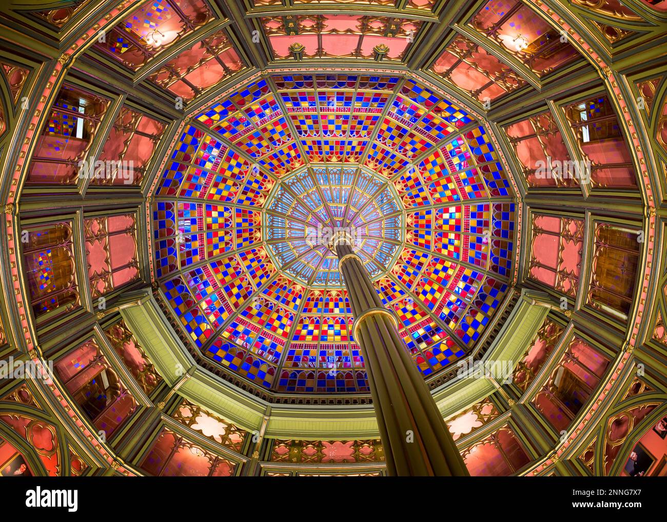 Cupola interna e soffitto in vetro colorato all'interno dell'edificio dell'Old state Capitol della Louisiana, al 100 North Blvd a Baton Rouge, Louisiana Foto Stock