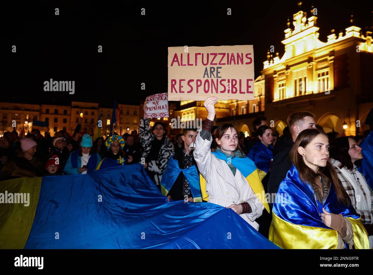 Cracovia, Polonia. 24th Feb, 2023. Cittadini e sostenitori ucraini partecipano alla marcia " insieme per la pace in Ucraina " per mostrare solidarietà con l'Ucraina e commemorare un anno di invasione russa sull'Ucraina. Cracovia, Polonia il 24 febbraio 2023. L'attacco su vasta scala della Russia ha causato la più grande crisi europea di rifugiati dalla seconda guerra mondiale, con oltre 10 milioni di persone che attraversano il confine polacco. (Credit Image: © Beata Zawrzel/ZUMA Press Wire) SOLO PER USO EDITORIALE! Non per USO commerciale! Foto Stock