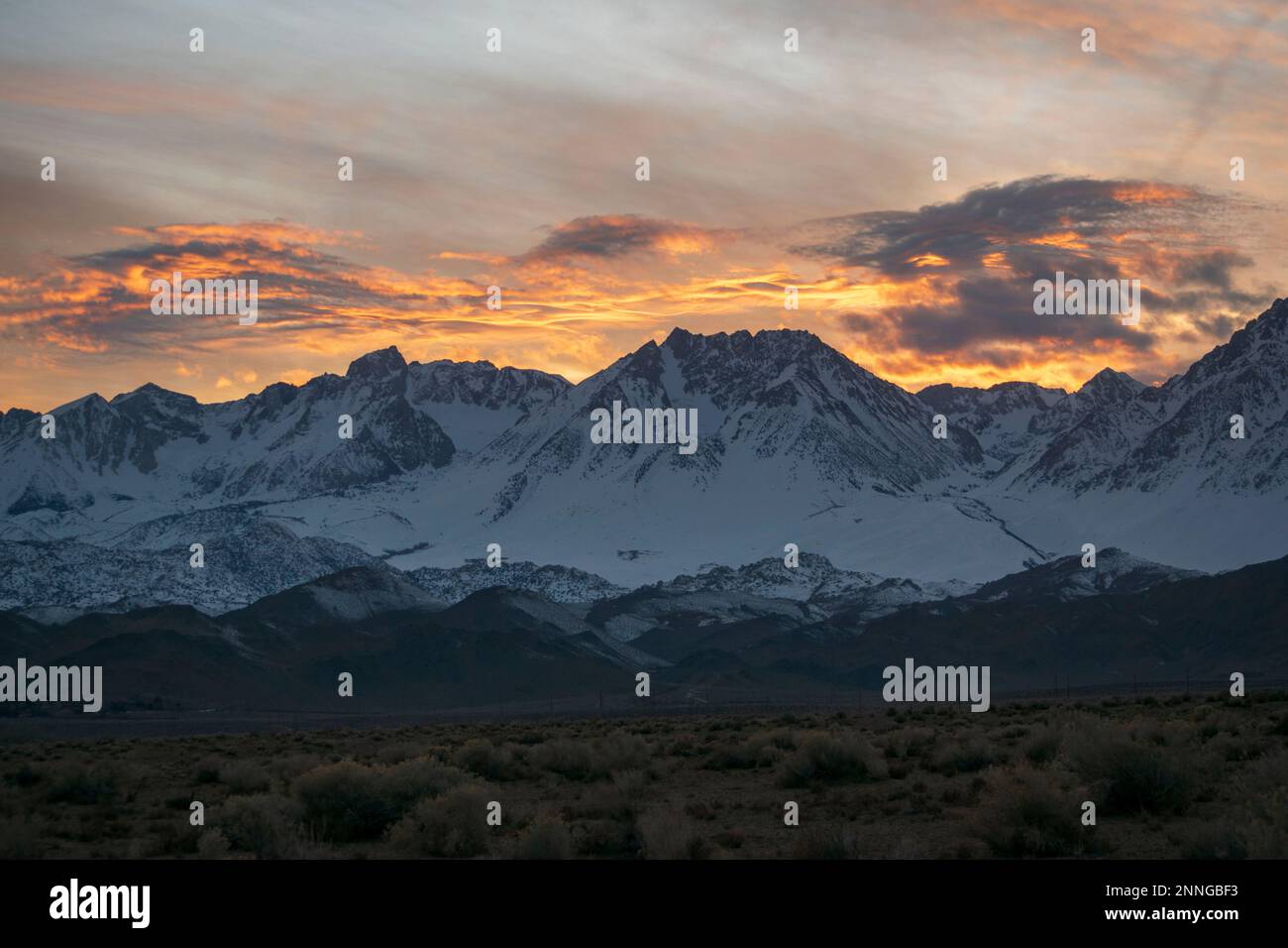 I tramonti sulla Sierra orientale vicino a Bishop, Inyo County, CA, USA sono colorati e vivaci. Foto Stock