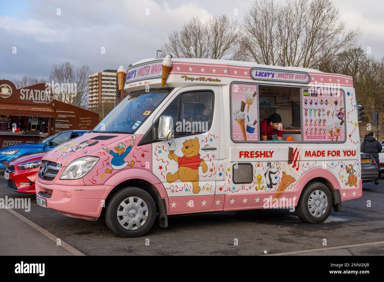 Un furgone con gelato rosa e bianco dal design colorato, attende i clienti in un parcheggio turistico a Gateshead, Regno Unito Foto Stock