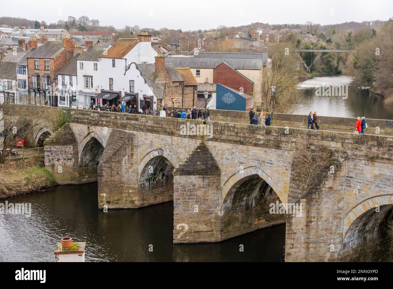Elvet Bridge, un ponte medievale ad arco sul River Wear nella città di Durham, Regno Unito Foto Stock