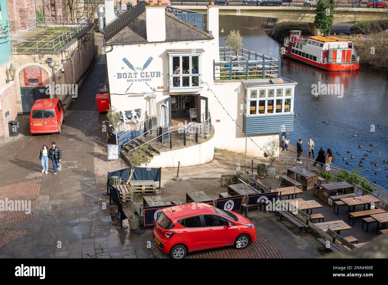 Vista esterna del Boat Club - cocktail bar e ristorante sul fiume nella città di Durham, Regno Unito. Foto Stock