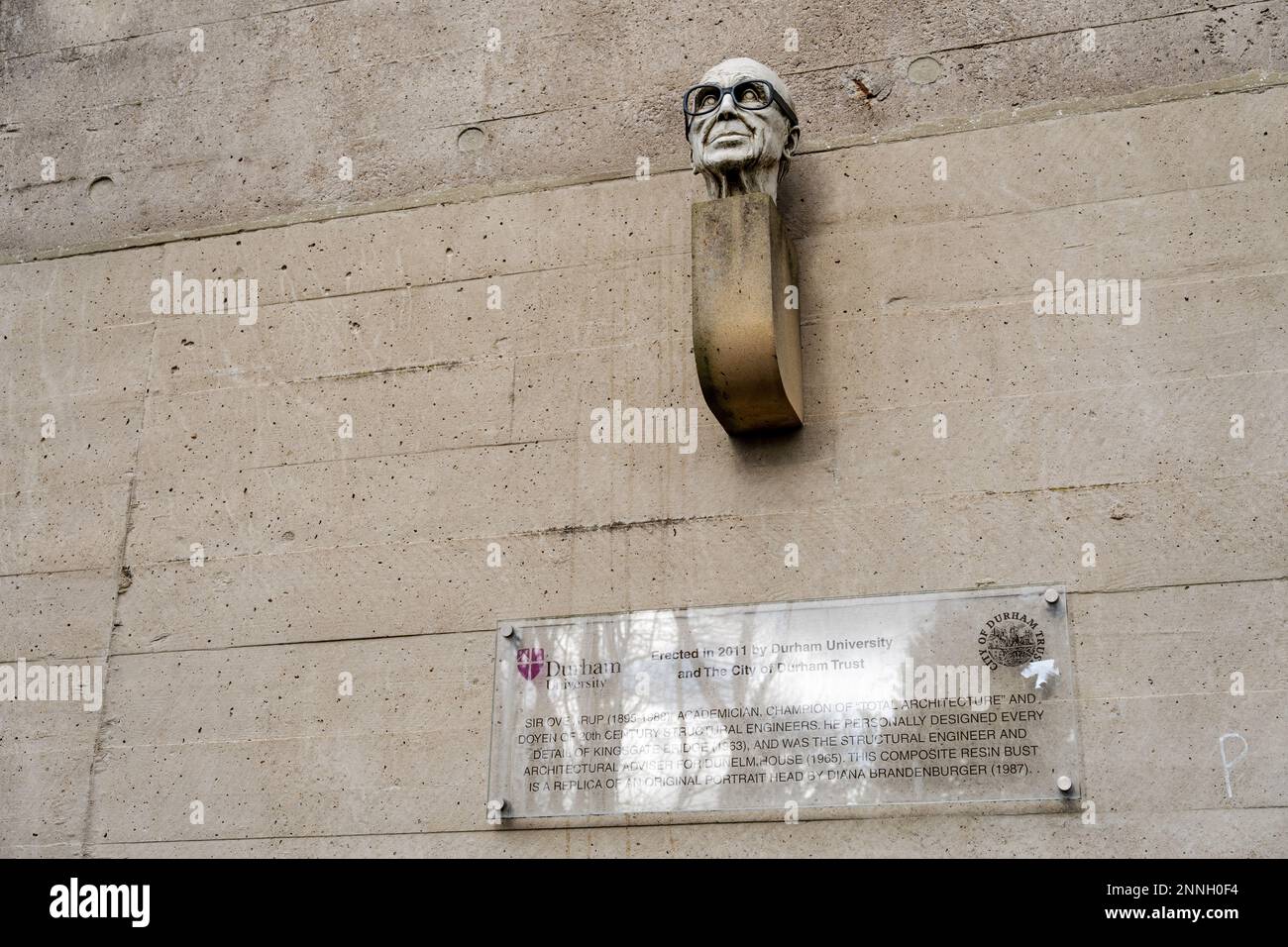 Scultura di Ove Arup e targa attaccata a una parete di Dunelm House e accanto al ponte pedonale Kingsgate, Durham, Regno Unito. Foto Stock