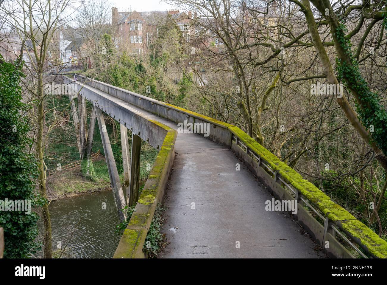 Il pluripremiato ponte pedonale Kingsgate Over the River Wear nella città di Durham, Regno Unito, è stato progettato dall'architetto Ove Arup nel 1963. Foto Stock