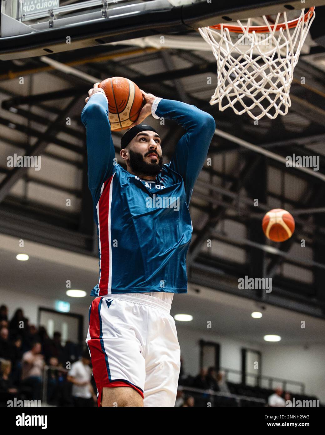 GB Mens Basketball team perde in Belgio 59- 88 in un qualificazione FIBA World Cup alla Newcastle Vertu Arena il 24 febbraio 2023. Josh Sharma di GB si sunca durante i warm up. copyright caroljmoir/Alamy Foto Stock