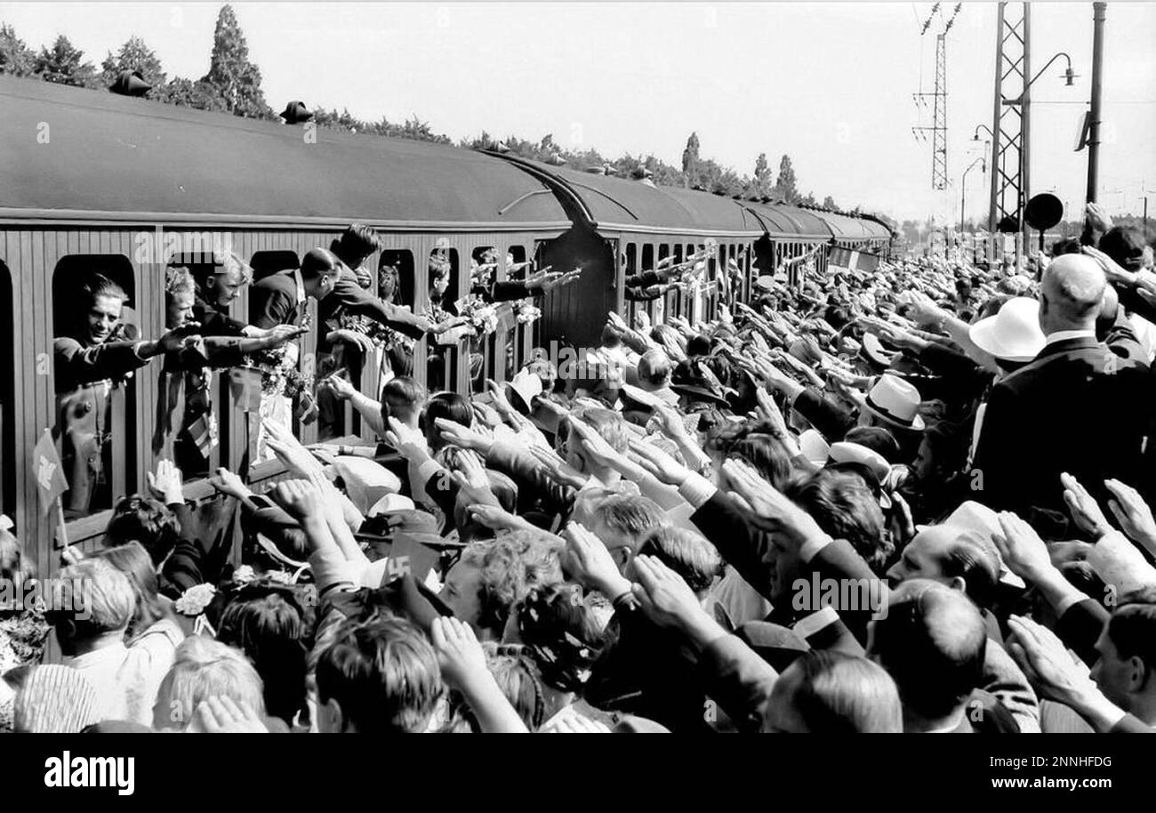 I membri del Free Corps Denmark partono per il fronte orientale dalla stazione di Hellerup a Copenaghen, con folle di danesi che salutano i nazisti Foto Stock