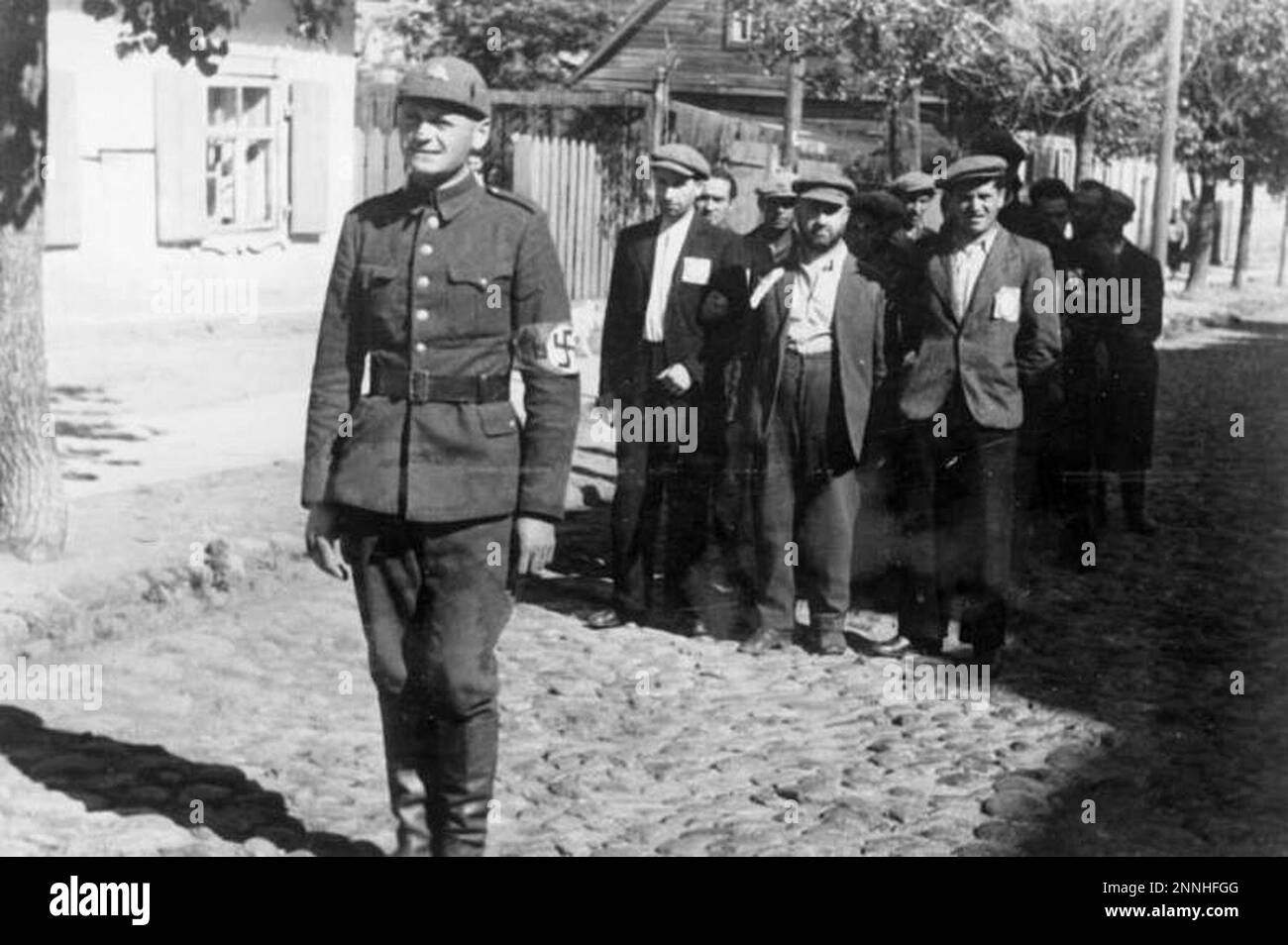Poliziotto lituano con prigionieri ebrei, Vilnius, 1941. Con Bundesarchiv, Bild 183-B10160 / CC-BY-SA 3,0, CC BY-SA 3,0 de, https://commons.wikimedia.org/w/index.php?curid=5360672 Foto Stock