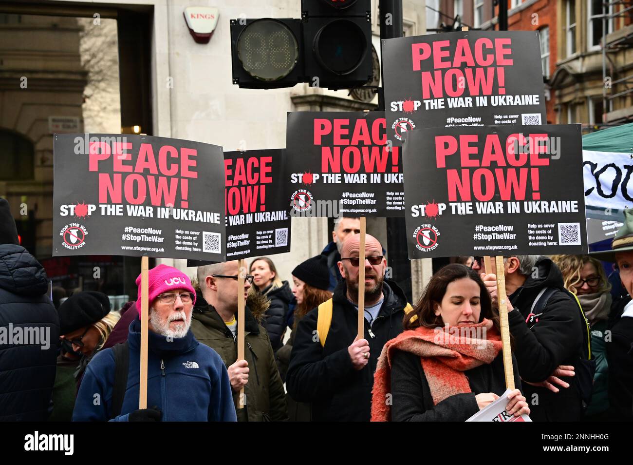 25th febbraio 2023. SEDE CENTRALE DELLA BBC, LONDRA, REGNO UNITO. Migliaia di manifestanti anti anti anti-bellici arrestano la guerra in Ucraina – No alla guerra nucleare, No all’invasione russa, No alla nato, all’assemblea al di fuori della BBC, marzo al raduno di Trafalgar, Londra, Regno Unito. Foto Stock