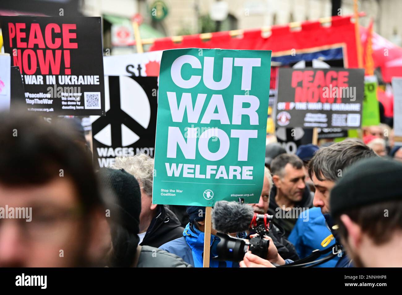 25th febbraio 2023. SEDE CENTRALE DELLA BBC, LONDRA, REGNO UNITO. Migliaia di manifestanti anti anti anti-bellici arrestano la guerra in Ucraina – No alla guerra nucleare, No all’invasione russa, No alla nato, all’assemblea al di fuori della BBC, marzo al raduno di Trafalgar, Londra, Regno Unito. Foto Stock