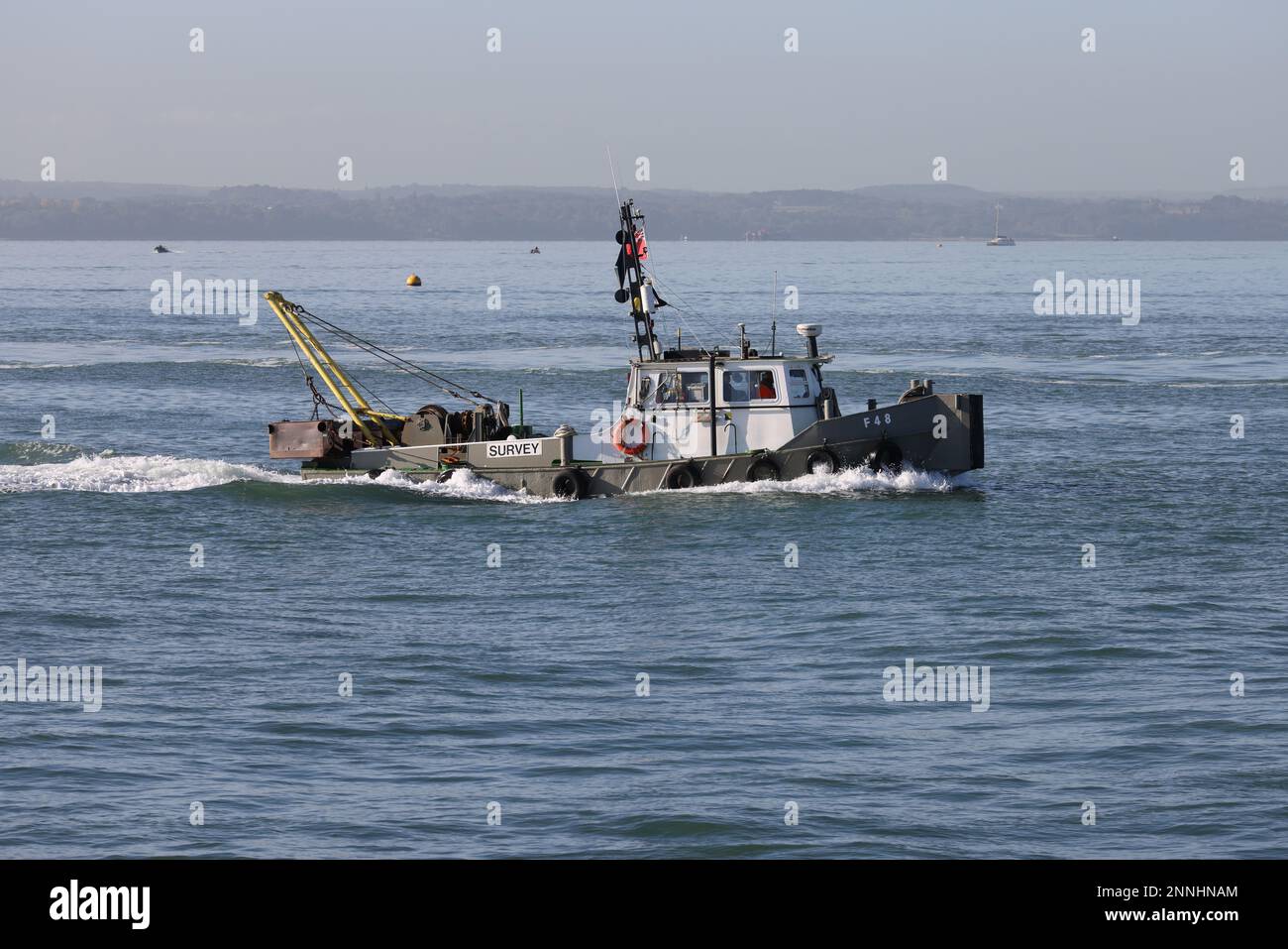 Il peschereccio di controllo F48 che entra nel porto. Il tipo di aratro da 14 metri sarà di aiuto per i lavori di dragaggio nel porto superiore Foto Stock