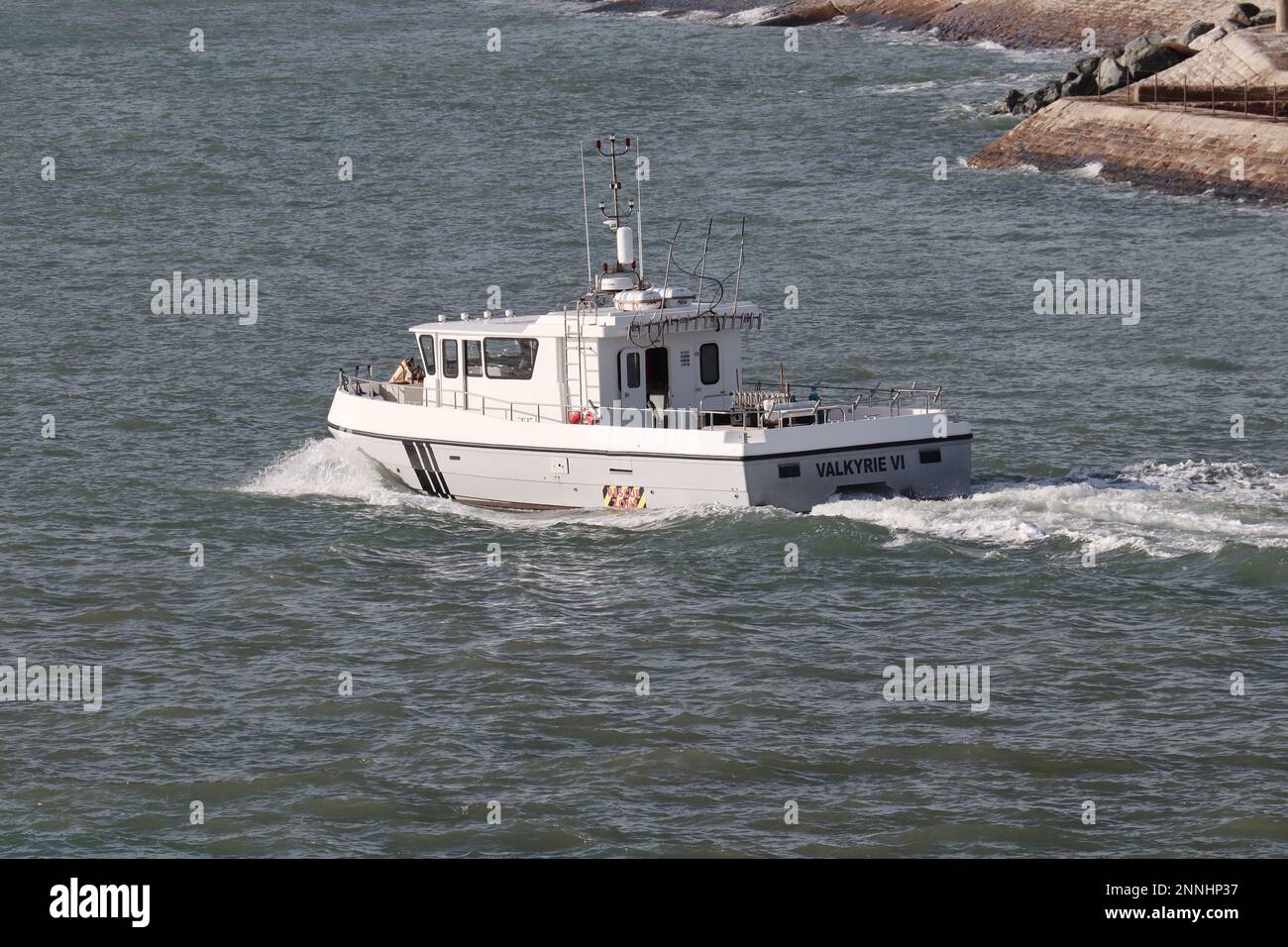 Il catamarano da pesca VALKYRIE VI si dirige verso il Solent Foto Stock