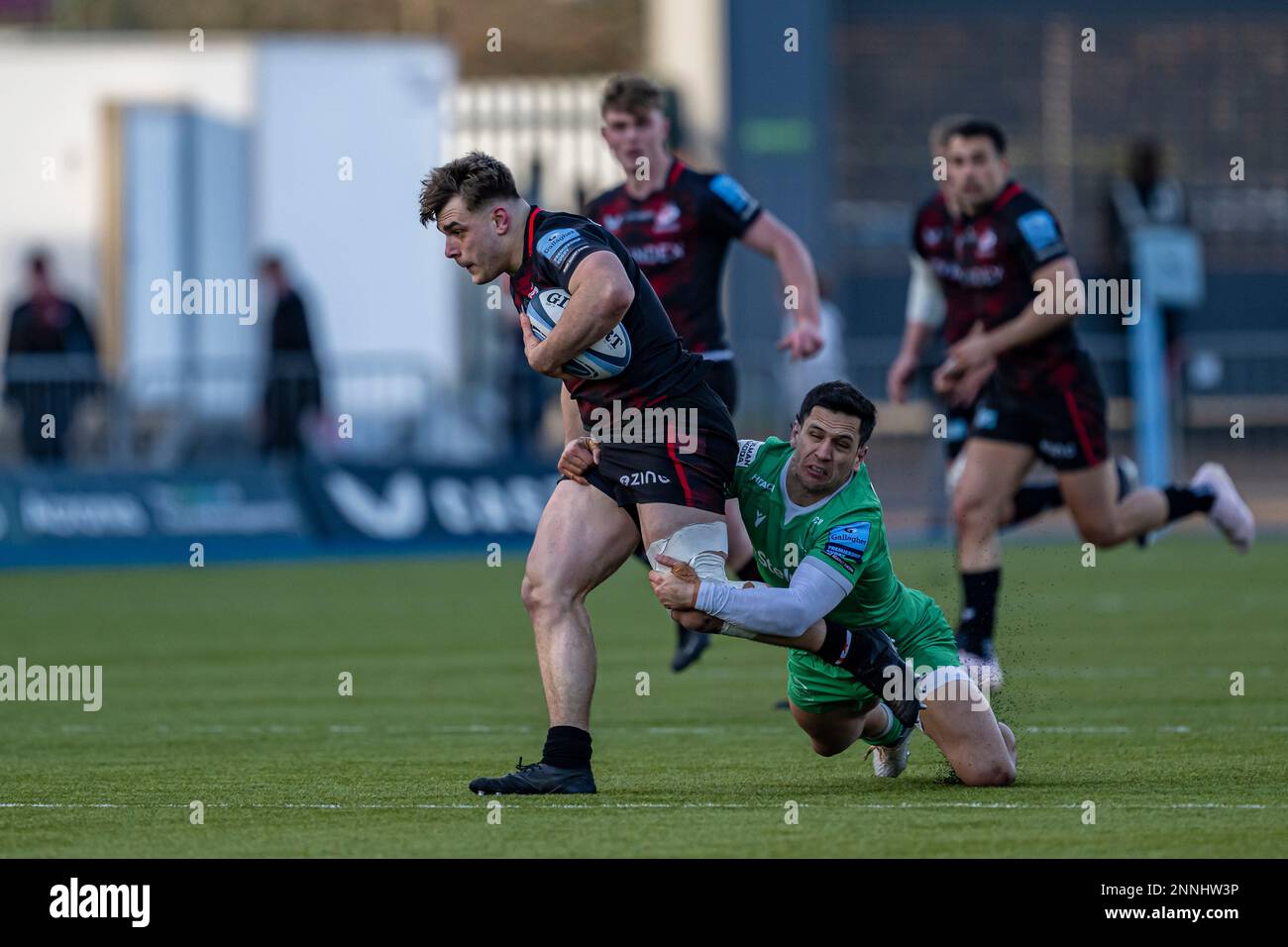 LONDRA, REGNO UNITO. 25th, Feb 2023. Theo Dan di Saracens (a sinistra) viene affrontato durante il Gallagher Premiership Rugby Match tra Saracens vs Newcastle Falcons allo StoneX Stadium di sabato 25 febbraio 2023. LONDRA INGHILTERRA. Credit: Taka G Wu/Alamy Live News Foto Stock