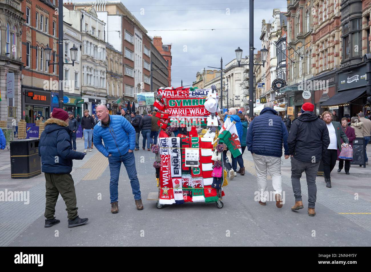 Un venditore di souvenir nel giorno della partita Galles vs Inghilterra a Cardiff, 2023 febbraio Foto Stock