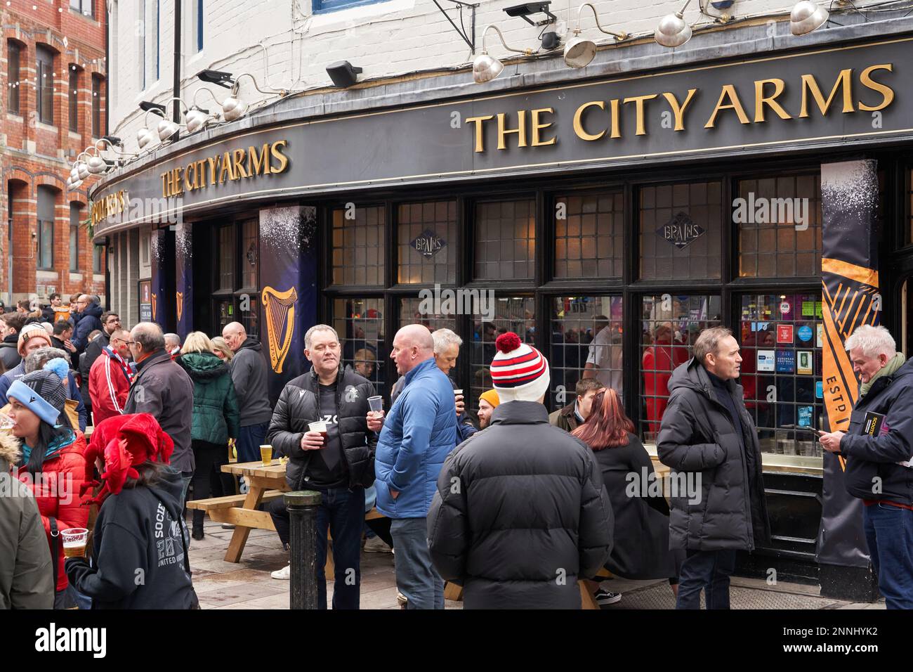 Bevitori e appassionati di rugby fuori dalla City Arms su Quay Street, Cardiff, il giorno della partita Galles vs Inghilterra, 2023 febbraio Foto Stock