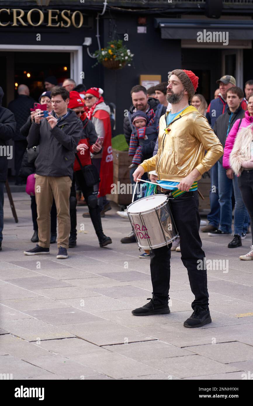 Batterista che guida il gruppo di tamburi Barracwda mentre si esibiscono a Cardiff il giorno della partita Galles vs Inghilterra, 2023 febbraio Foto Stock