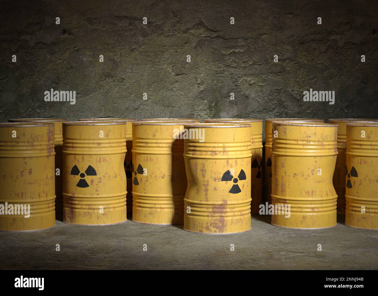 Barile di acciaio arrugginito giallo con residui radioattivi pericolosi per l'ambiente sullo sfondo di una vecchia parete di cemento. 3D illustrazione Foto Stock