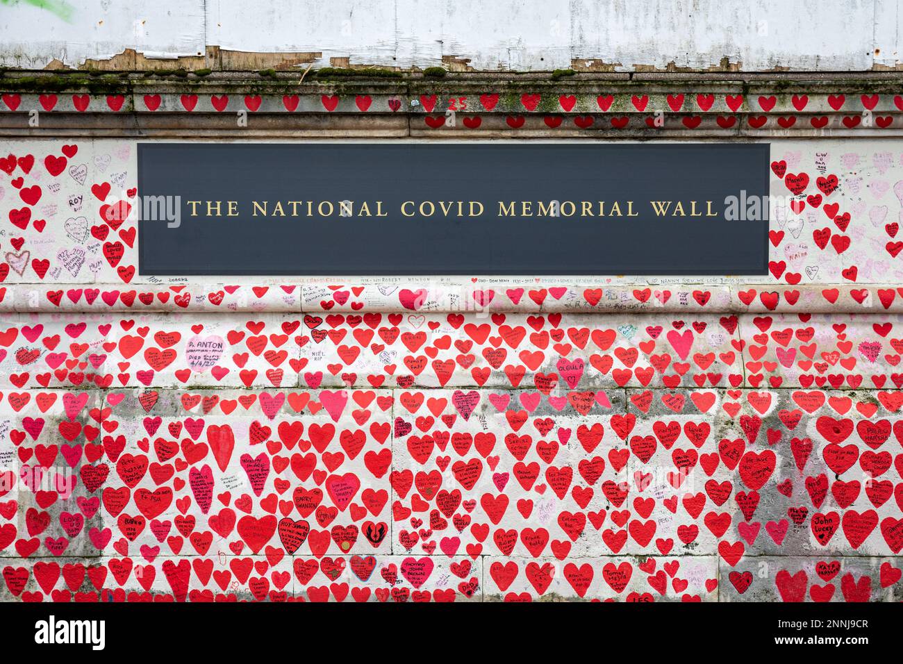 Il National Covid Memorial Wall per commemorare le vittime della pandemia COVID-19 nel distretto di South Bank di Londra, Inghilterra Foto Stock