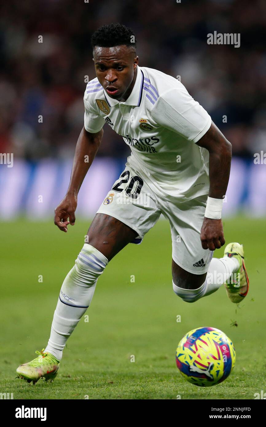 Vinicius Junior del Real Madrid CF durante la partita la Liga tra il Real Madrid e l'Atletico de Madrid giocato allo stadio Santiago Bernabeu il 25 febbraio 2023 a Madrid, Spagna. (Foto di Cesar Cebolla / PRESSIN) Foto Stock